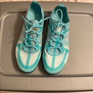 Teal blue vapormax size 7
